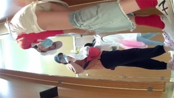 高清厕所偷拍精品第四弹：后入绝密视角激烈流出