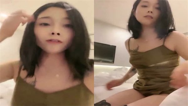 黑丝骚货淫声浪语疯狂挑逗，揉奶吃鸡道具自慰高潮喷水连连