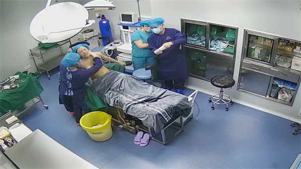 [内部偷拍]巨乳美女注射丰胸全程实录，忍痛呻吟也要变大奶！