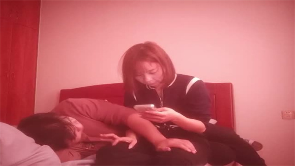 欲求不满人妻来袭 性感御姐满足你深夜欲望