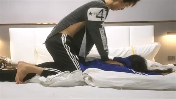 清纯良家眼镜妹互揉娇躯按摩调情 欲火焚身淫水狂喷高潮迭起